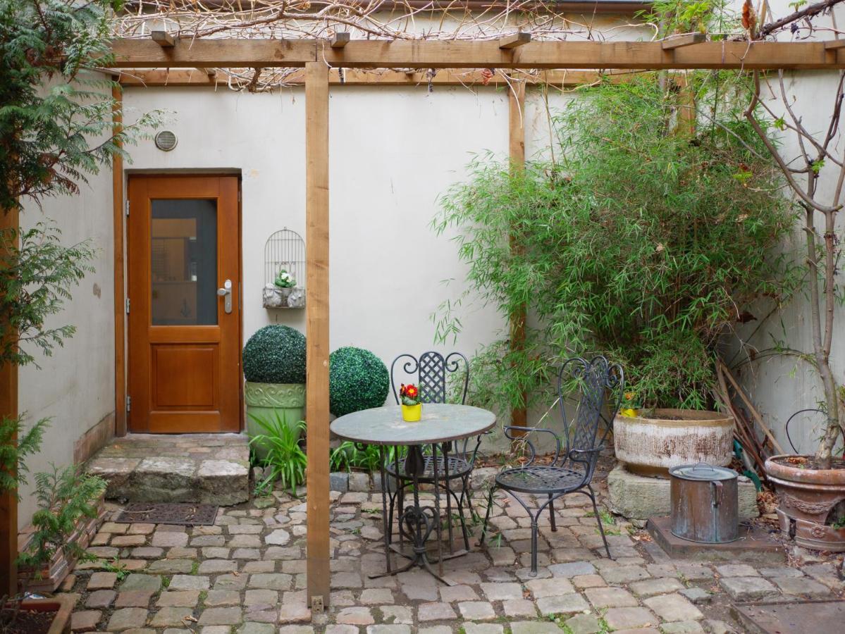 Romantic nest under Prague Castle Exterior foto